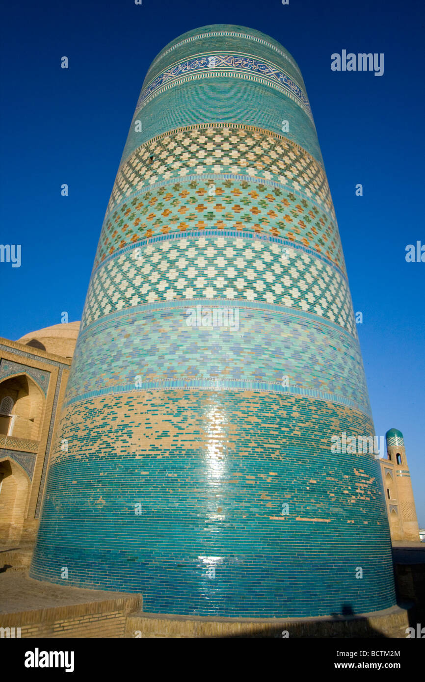 Lieblingswaffe Minarett an Muhammad Amin Khan Medrese in Khiva Uzbeksitan Stockfoto