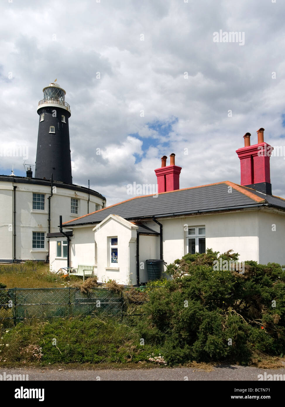 Den alten Leuchtturm und Tierpfleger Hütten an Dungeness Kent Stockfoto