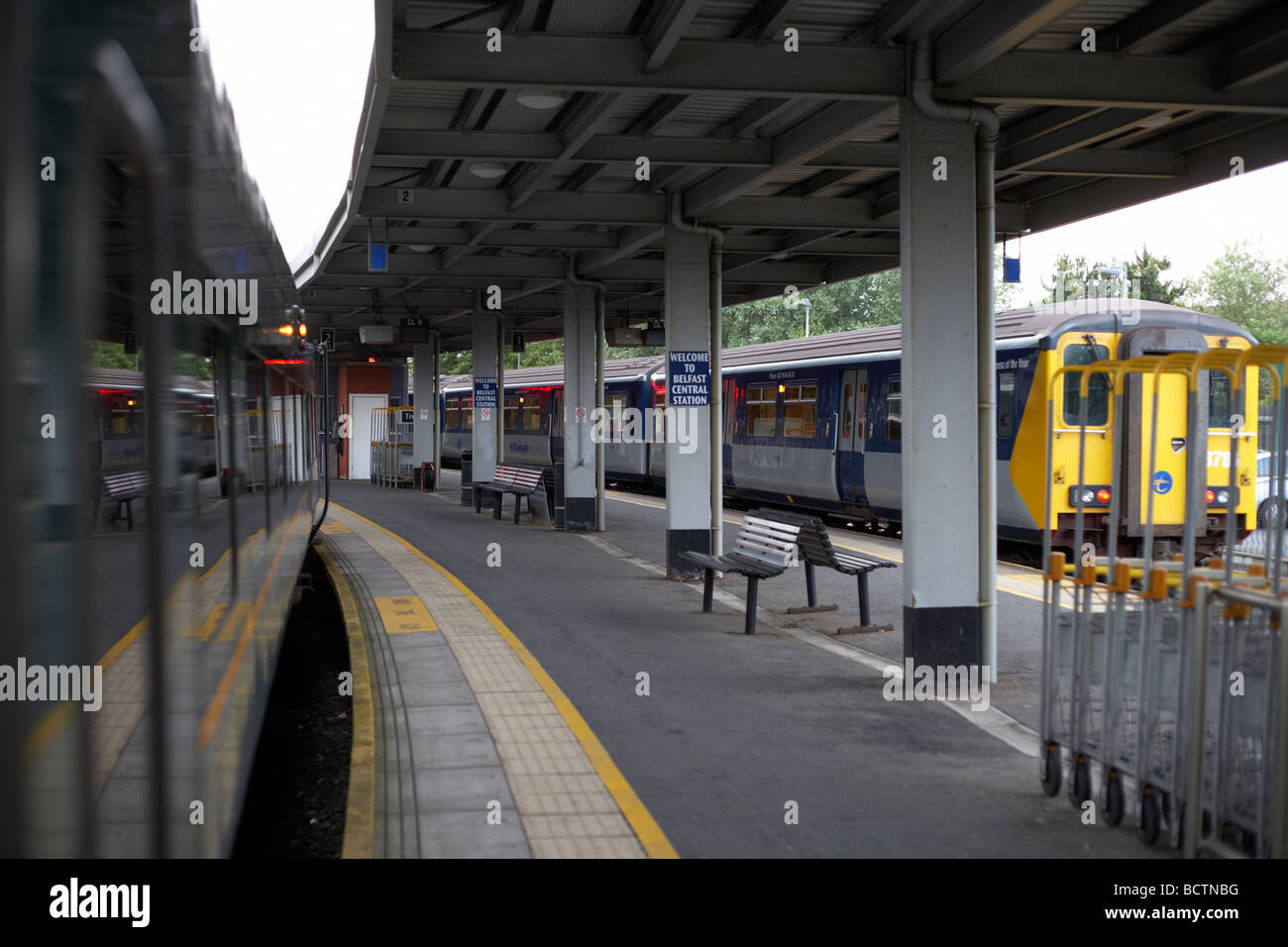 Züge auf leere Plattformen in Belfast central station Nordirland Stockfoto