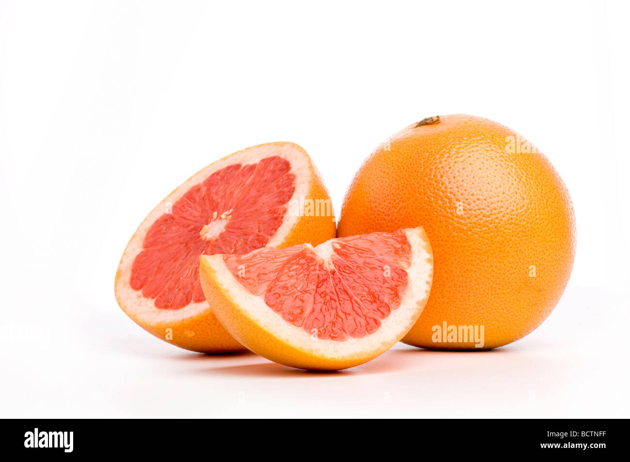 In Scheiben geschnitten Grapefruit auf weißem Grund. Stockfoto