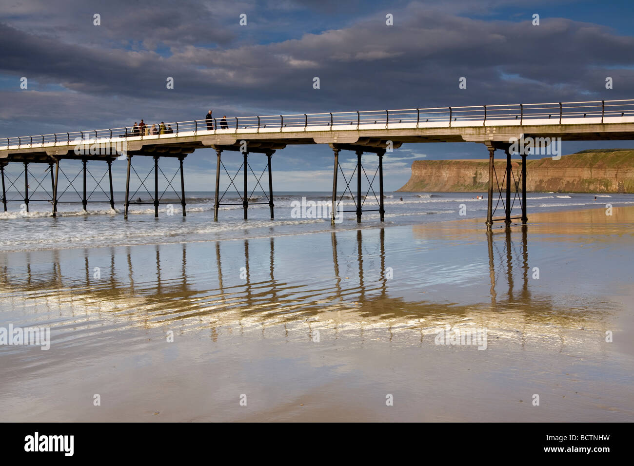 Der Strand und die Seebrücke in Saltburn am Meer in Cleveland Stockfoto