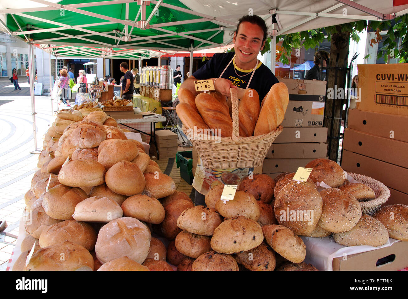 Stall Besitzer halten Brot Brote, Continental Food Market, The Piazza, Wimbledon, Greater London, England, Vereinigtes Königreich Stockfoto