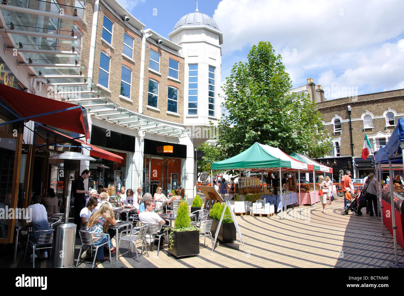 Café im Freien und kontinentalen Markt, The Piazza, Wimbledon, Greater London, England, Vereinigtes Königreich Stockfoto