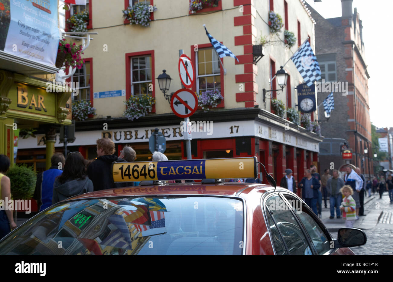 Taxi mit irische Schreibweise Tacsai auf Miete Board warten auf einen Tarif Outisde Kneipen in der Temple Bar in Dublin Stadt Stockfoto