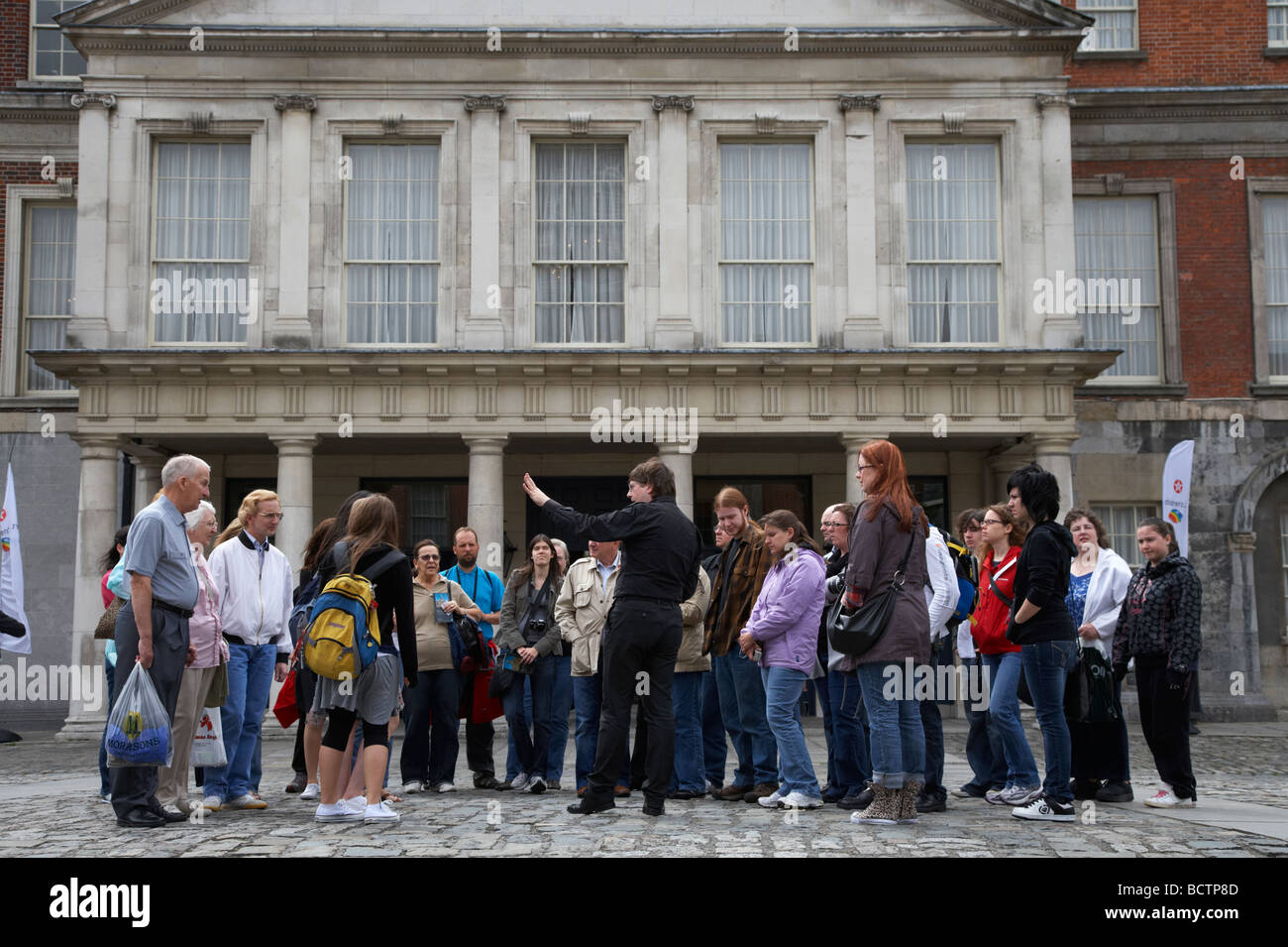 organisierte Tour Gruppe von Touristen in den großen Hof obere Hof vor die Prunkräume im Dublin Castle Stockfoto