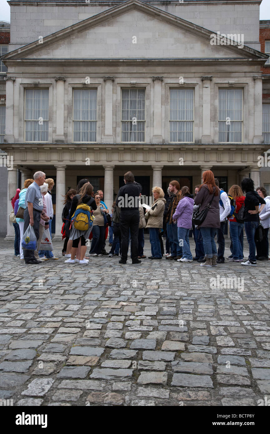 organisierte Tour Gruppe von Touristen in den großen Hof obere Hof vor die Prunkräume im Dublin Castle Stockfoto