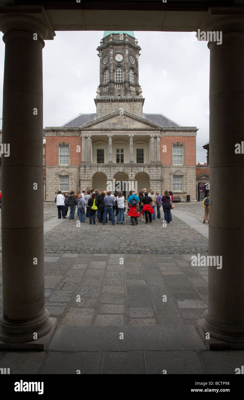 organisierte Tour Gruppe von Touristen in den großen Hof obere Hof vor der Bedford-Turm im Dublin Castle Stockfoto