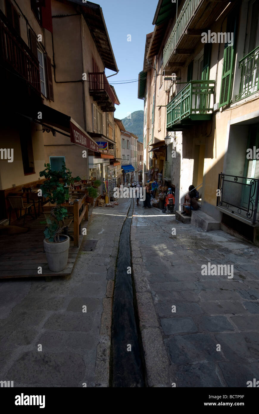 Ein Stream läuft über die Hauptstraße in St. Martin-finestre, Alpes-Maritimes, Südostfrankreich. Stockfoto