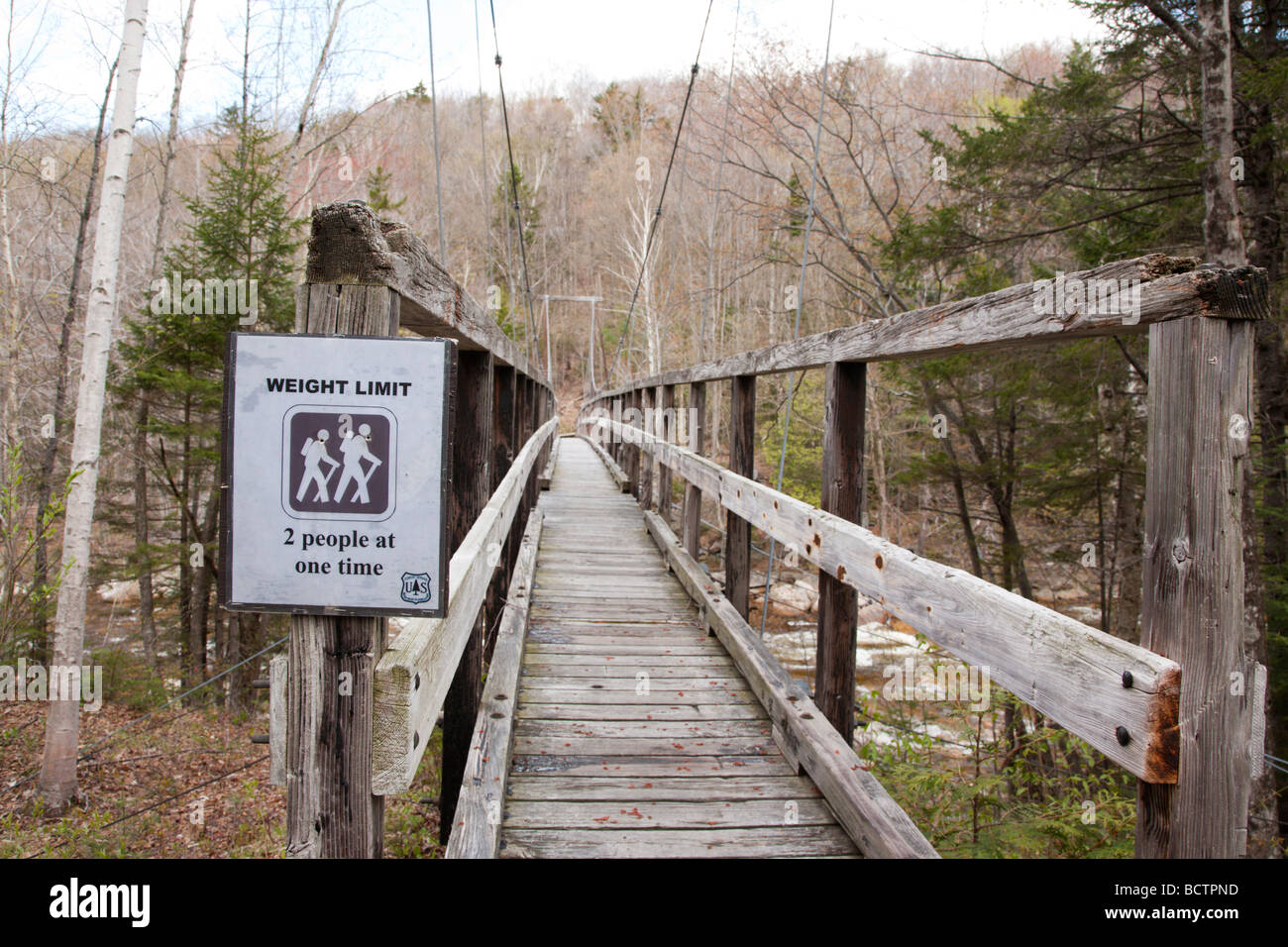 Hängebrücke, die sich über den Osten Zweig der Pemigewasset River in den Pemigewasset Wüste New Hampshire. Diese Brücke wurde im Jahr 2009 ausgebaut Stockfoto