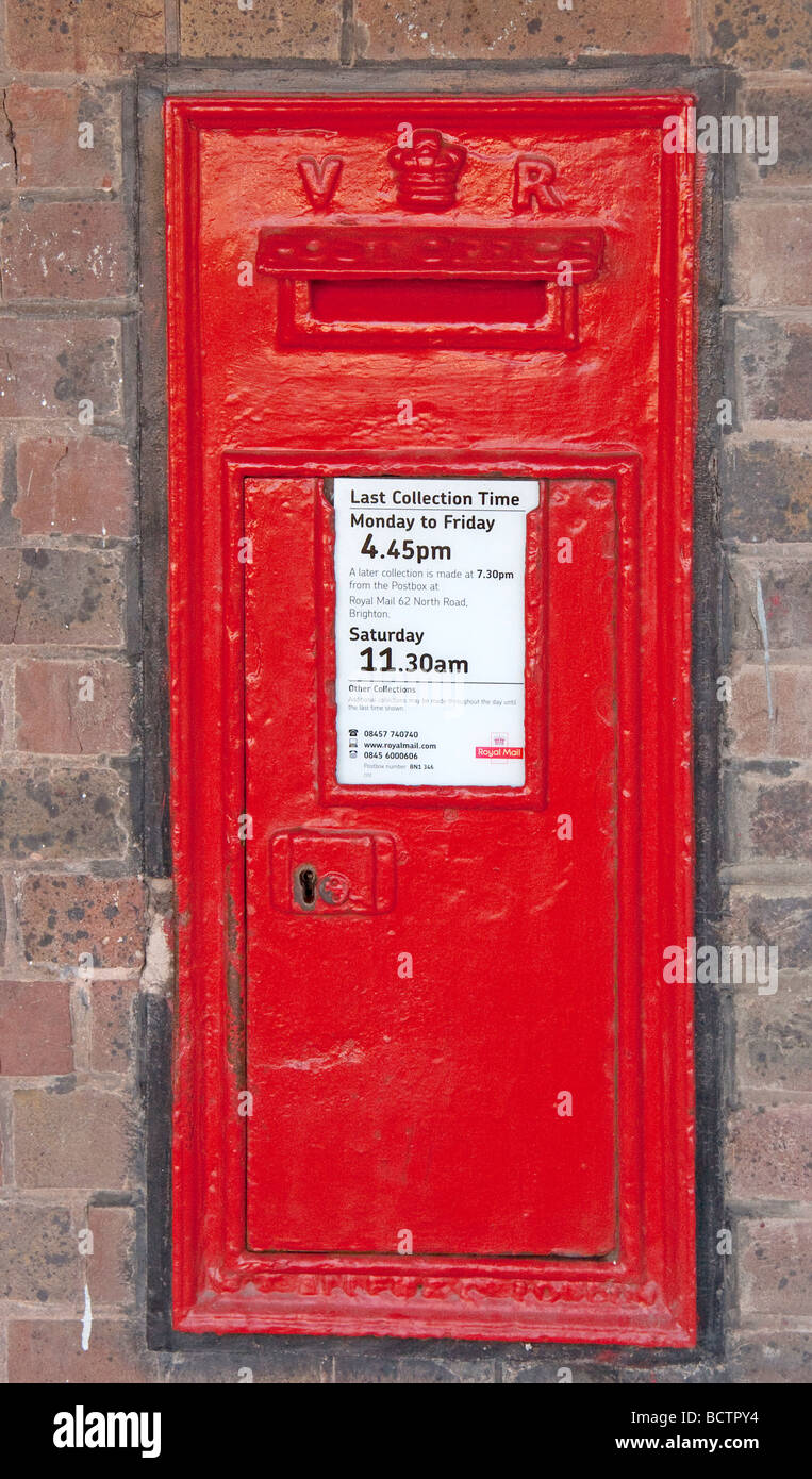 Eine viktorianische Wandmontage britische Post Briefkasten oder Wandbox Stockfoto