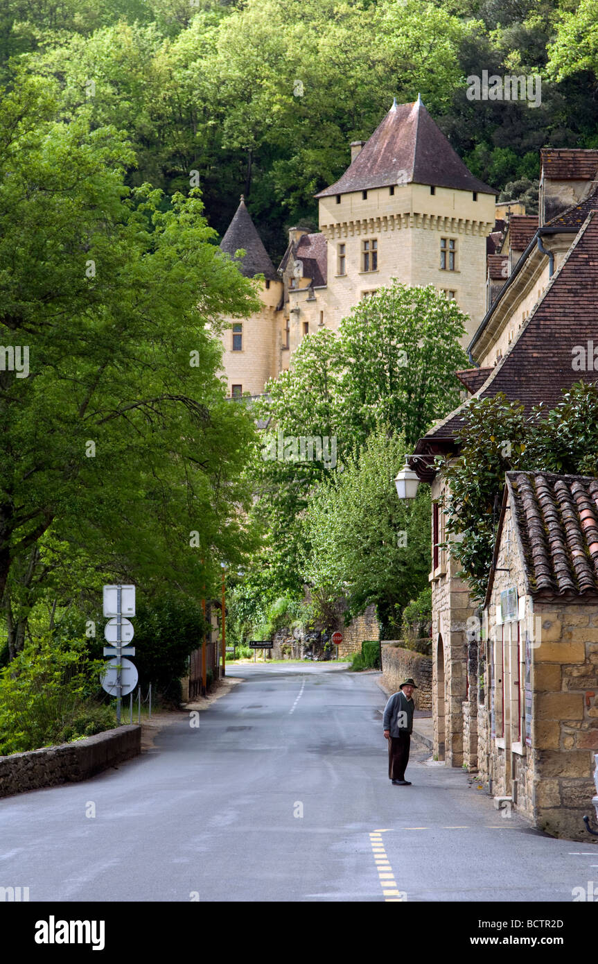 Straße vorbei an Hang Stadt in Südwest-Frankreich Stockfoto