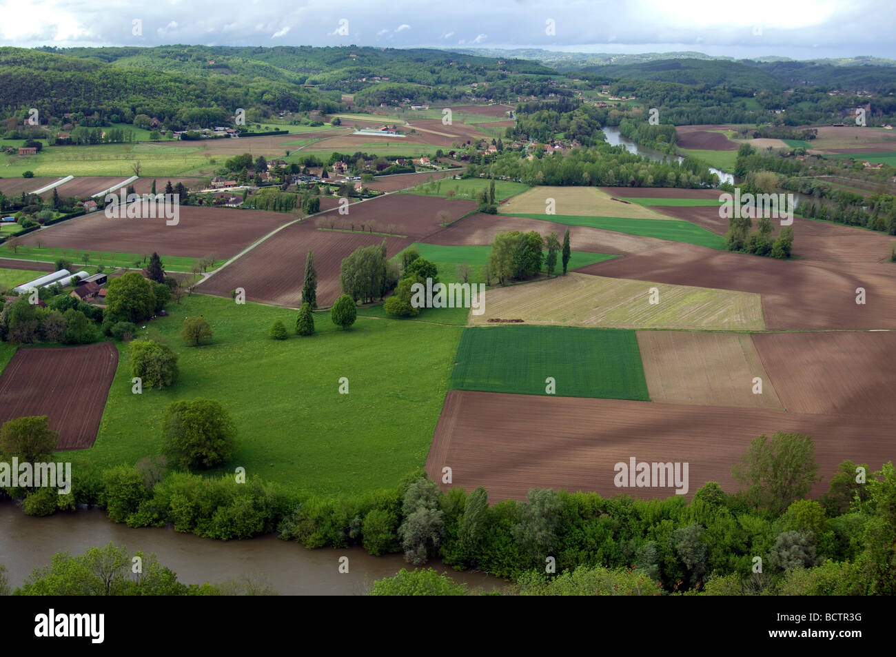 Fruchtbares Ackerland in der Menge River Valley in der Nähe von th Etown von Domme in Südwest-Frankreich Hektar Stockfoto