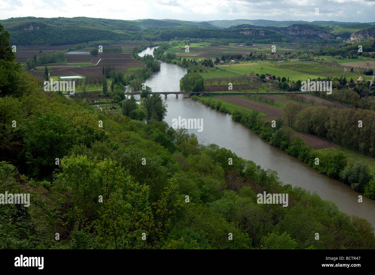 Fluss und landwirtschaftlichen Flächen Stockfoto