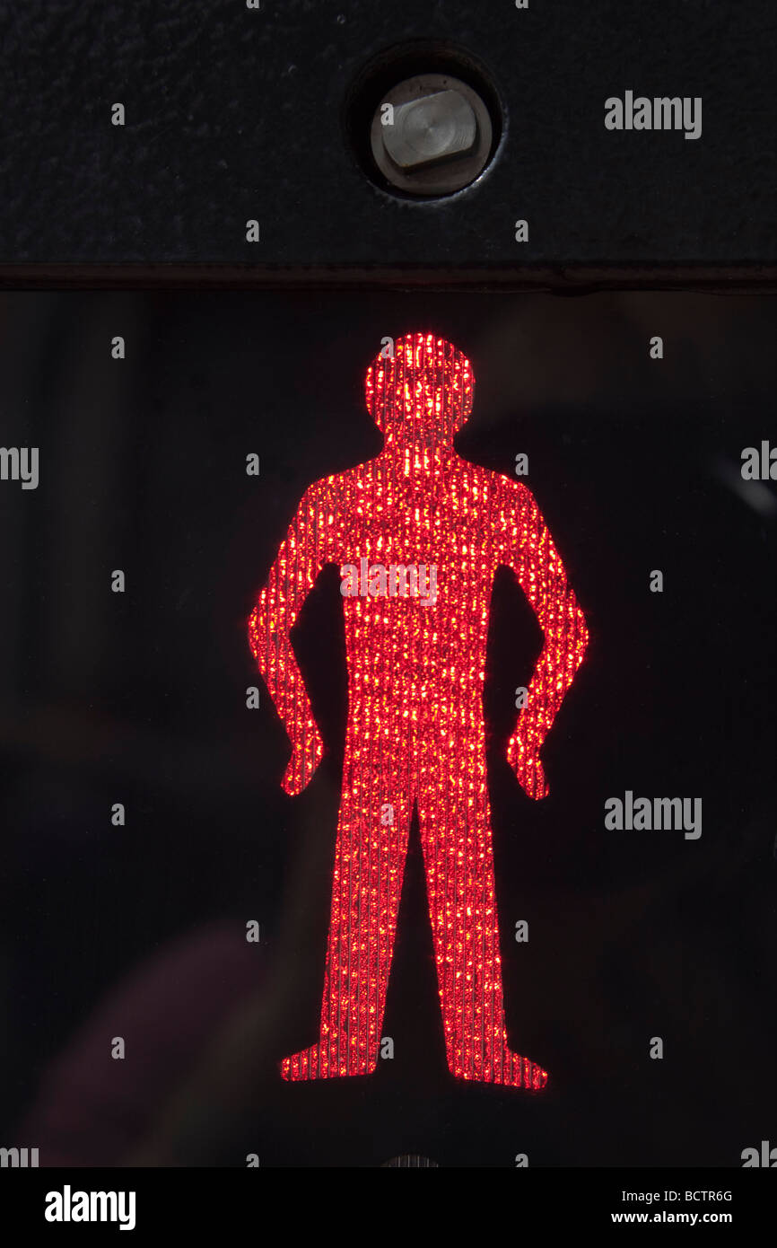 Großbritannien UK Nahaufnahme von beleuchteten roten Mann zu stoppen und warten, Symbol auf einem Fußgängerüberweg Stockfoto