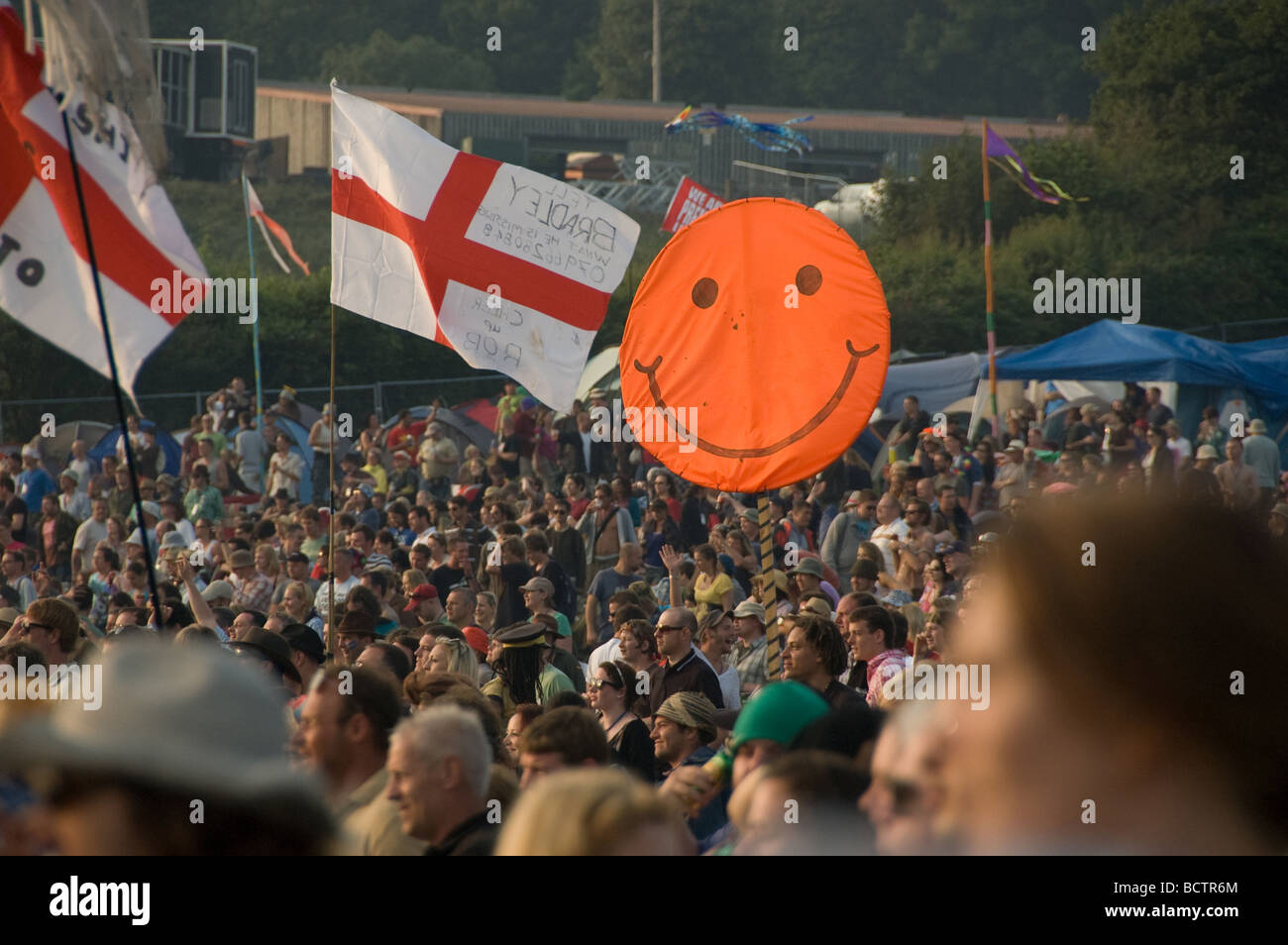 Glückliches Gesicht Flagge in Glastonbury Menge Stockfoto