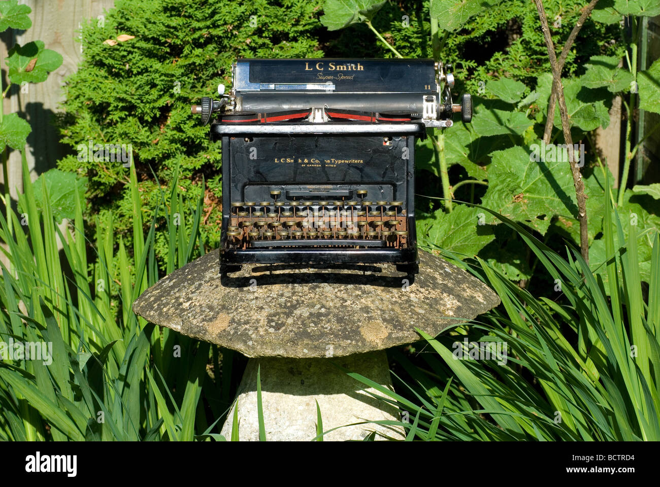 Eine antike mechanische Schreibmaschine auf einer saddlestone Stockfoto