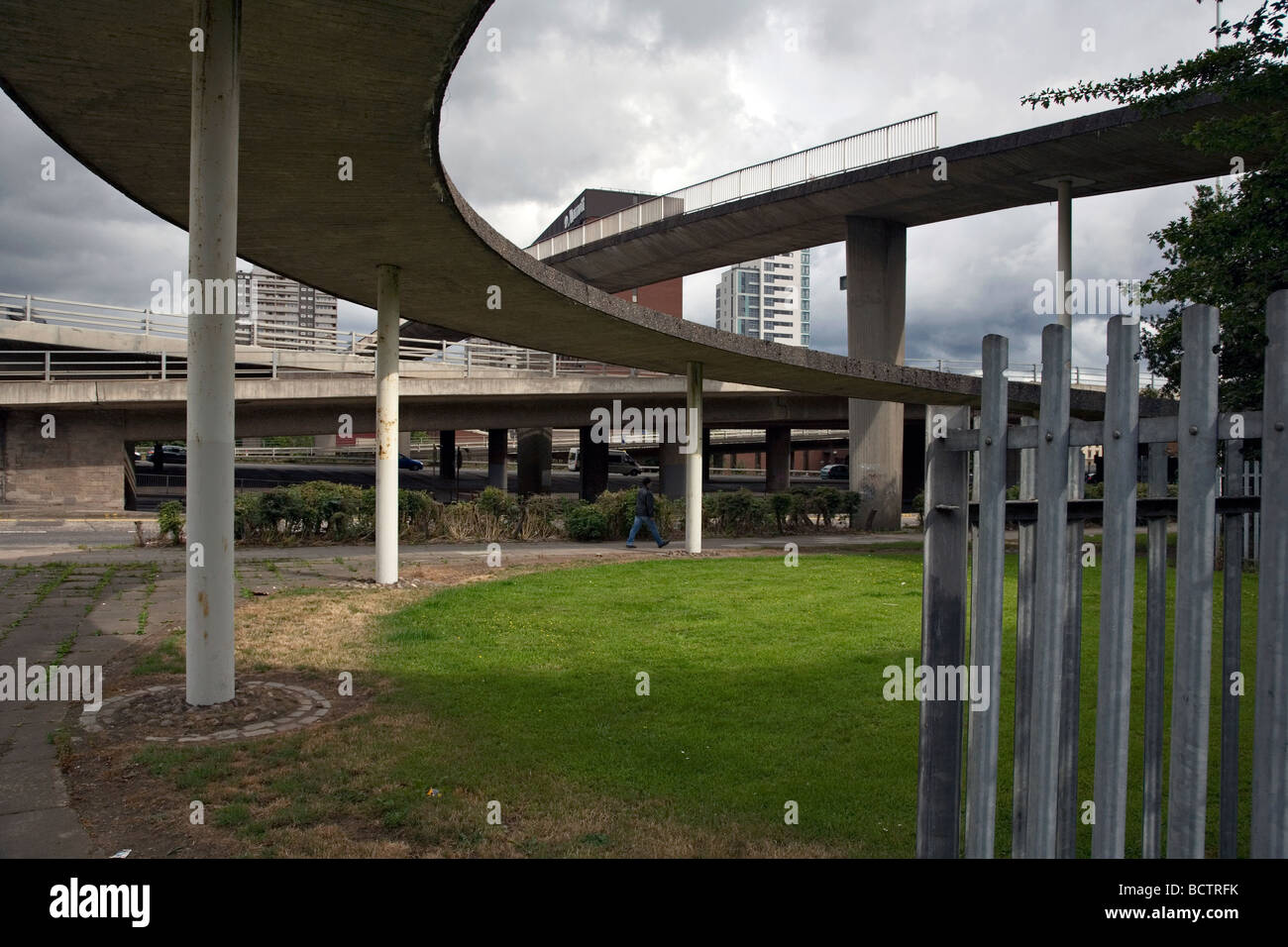 baufällige Brücke über die Autobahn m8 in glasgow Stockfoto
