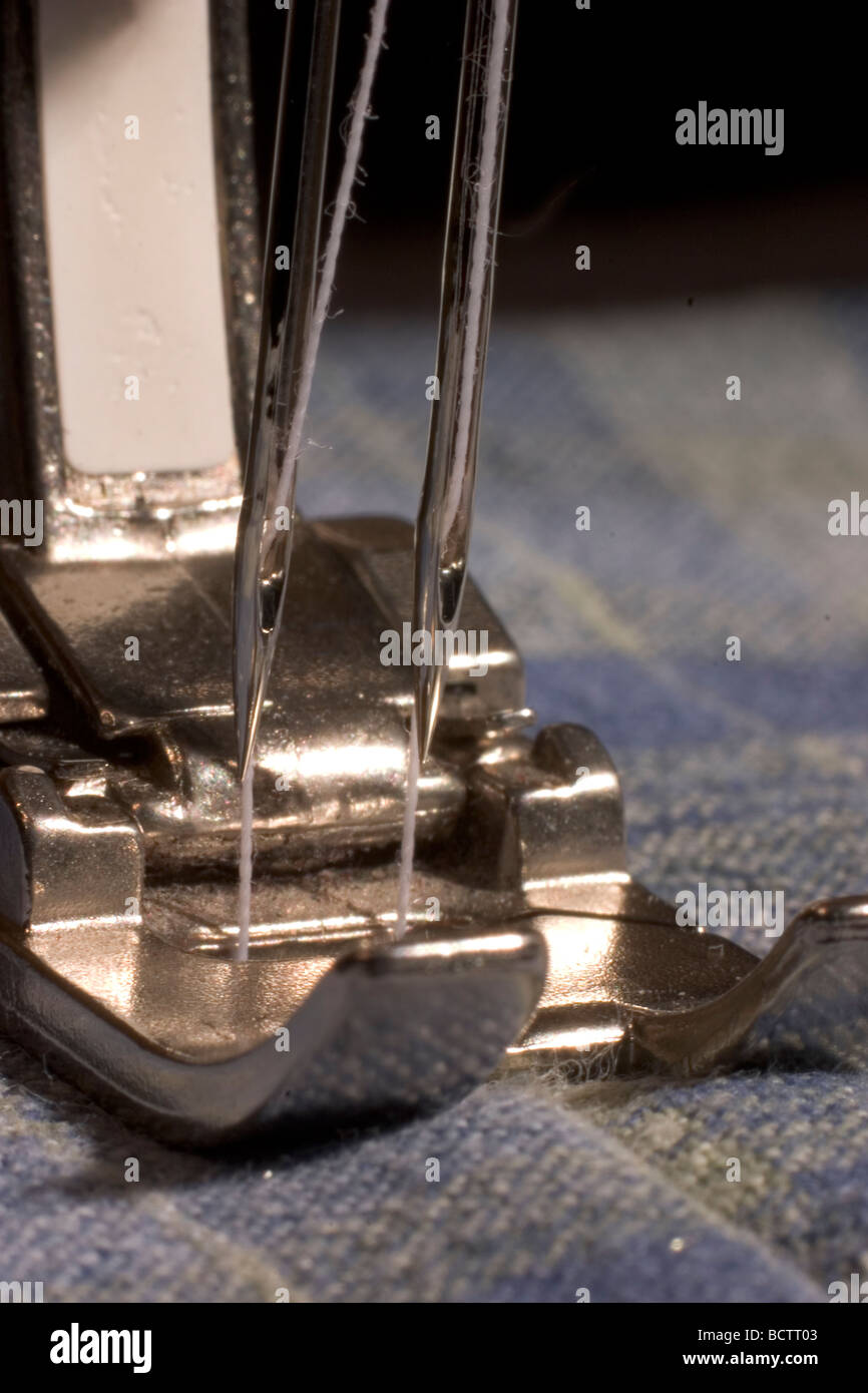Makrofoto des Twin Nadel und Presser Fuß Stockfoto