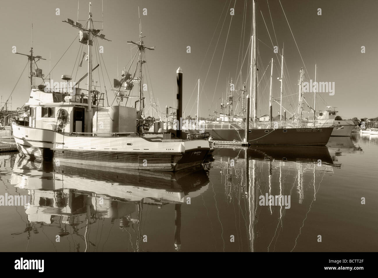 Boote im Hafen von Brookings mit Reflexion Oregon Stockfoto