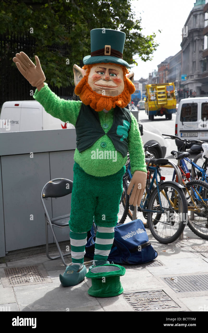 Straße Entertainer, gekleidet wie ein Kobold für Touristen Spenden Grafton street Dublin Irland Stockfoto