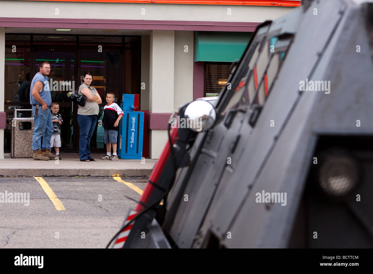 Anwohner von Salina, Kansas betrachten die Tornado abfangen Fahrzeug 2 auf dem Parkplatz des Village Inn 3. Juni 2009 Stockfoto