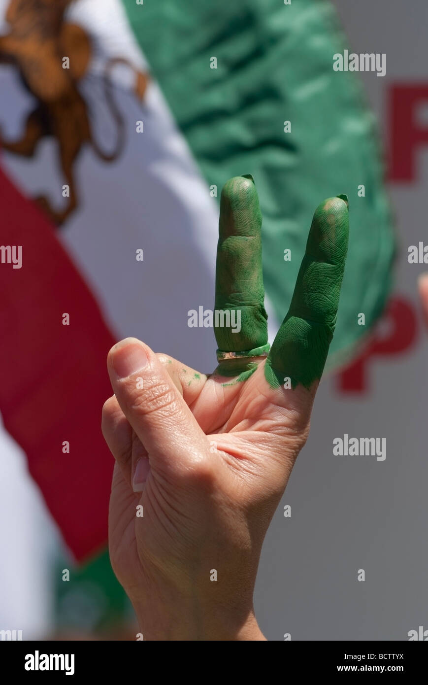 Iranische Frau Hand mit zwei Fingern während einer Demonstration auf der "Global Day of Action", San Francisco, CA grün lackiert. Stockfoto