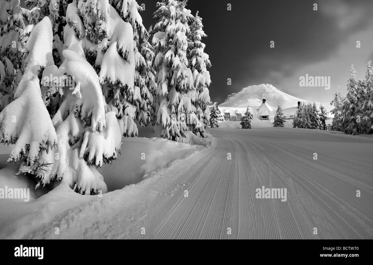 Timberline Lodge und Mt. Hood mit Ski-Abfahrt nach schweren Schnee neu Oregon Stockfoto