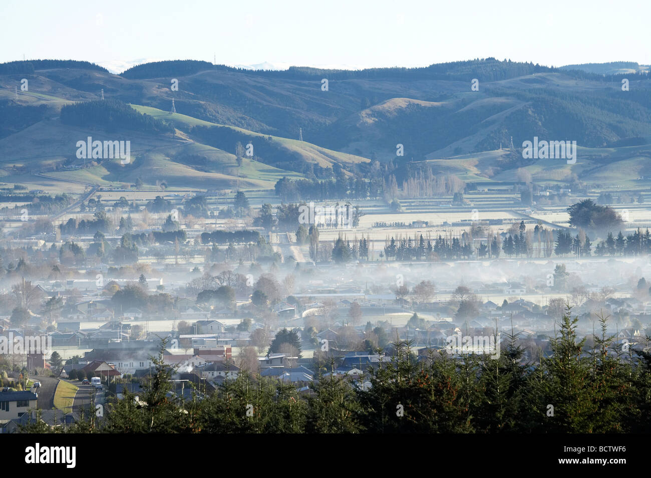 Winter der Luftverschmutzung über Mosgiel Dunedin Otago Südinsel Neuseeland Stockfoto