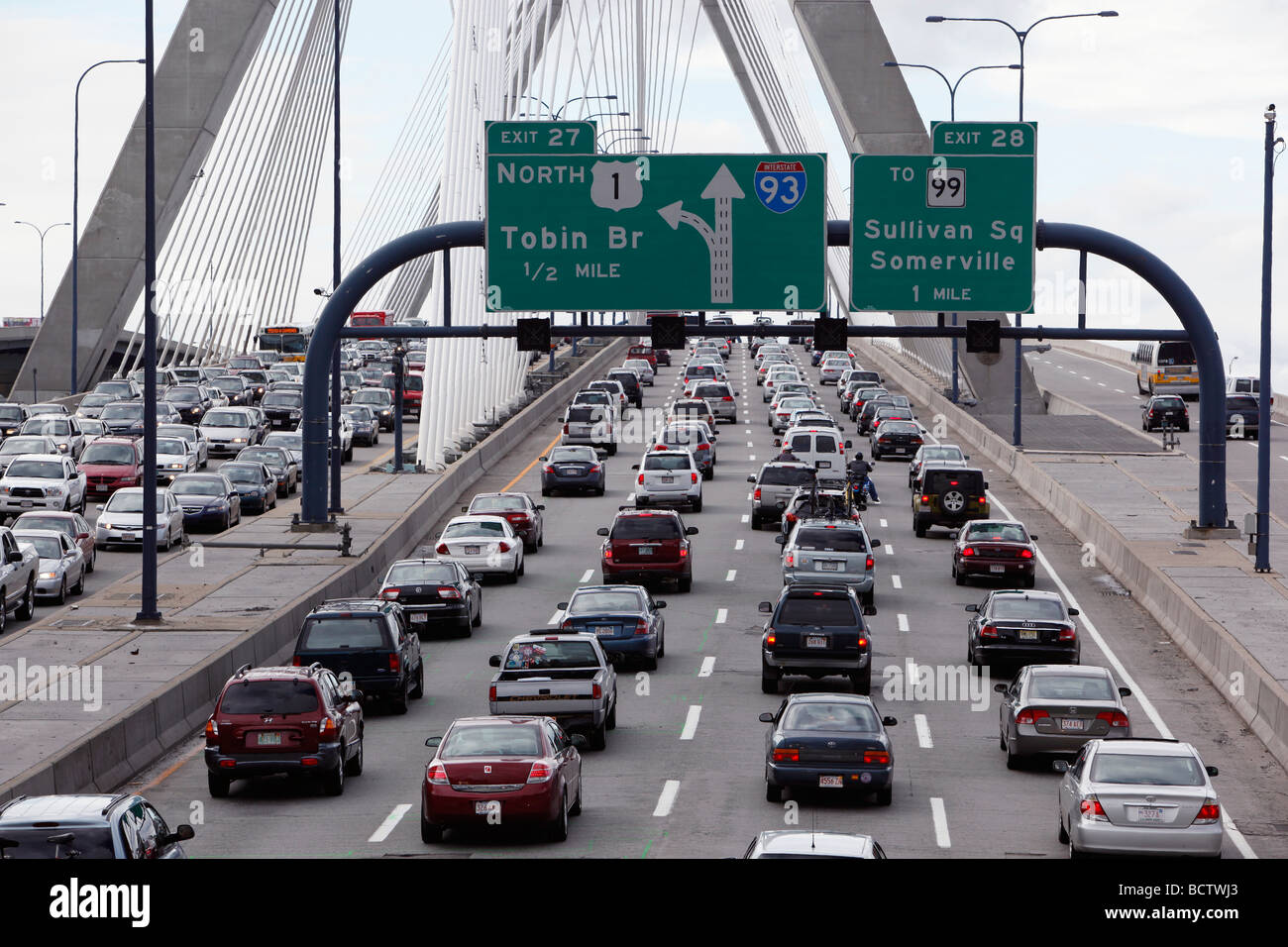 Feierabendverkehr auf der Brücke Zakim, Boston Stockfoto