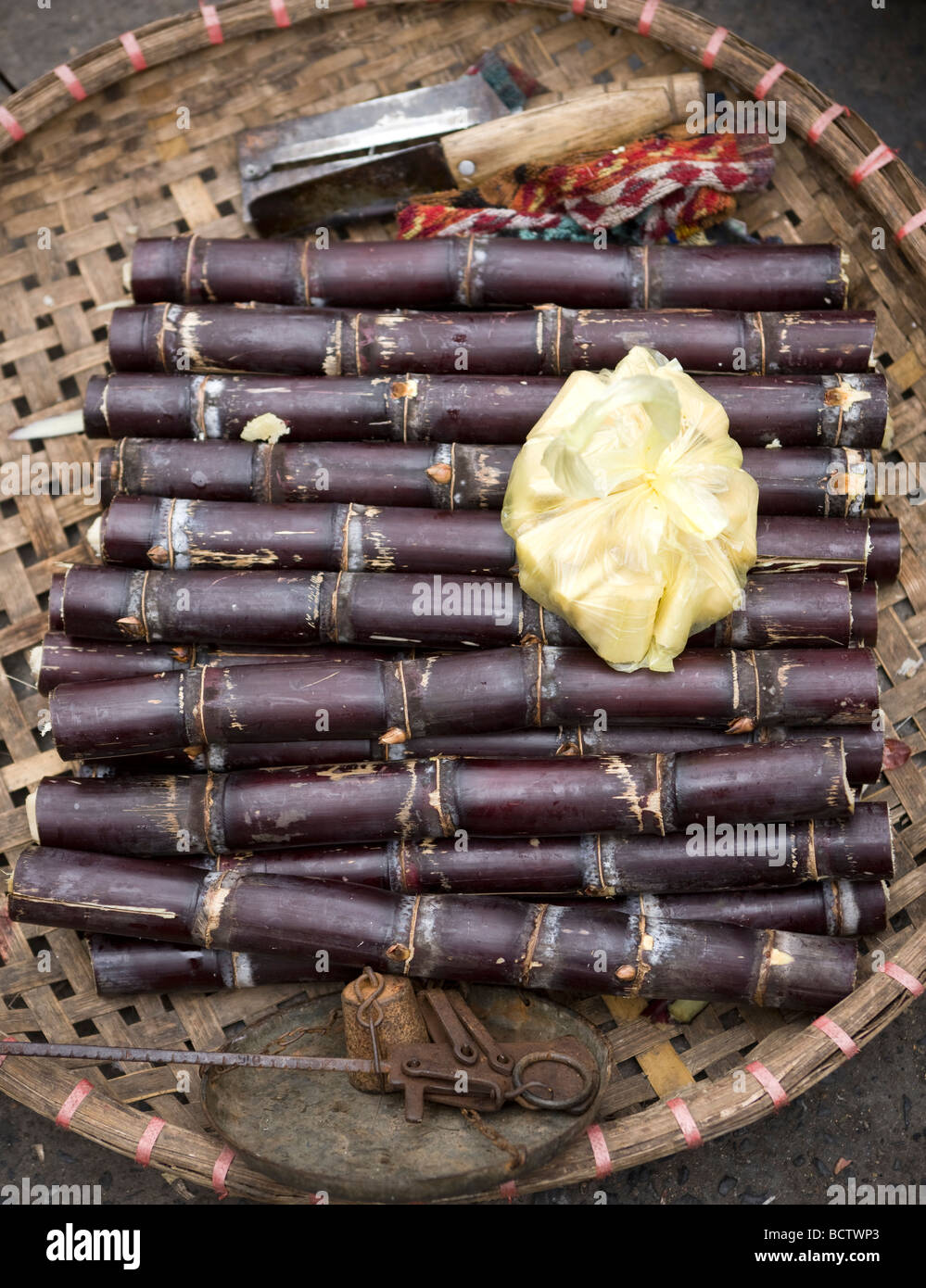 Zuckerrohr zum Verkauf an Straßenrand Marktstand Hanoi Vietnam Stockfoto