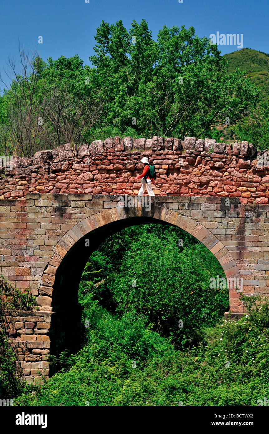 Spanien, Jakobsweg: Pilger auf der Brücke Cirauqui entlang der legendären Camino Frances Stockfoto