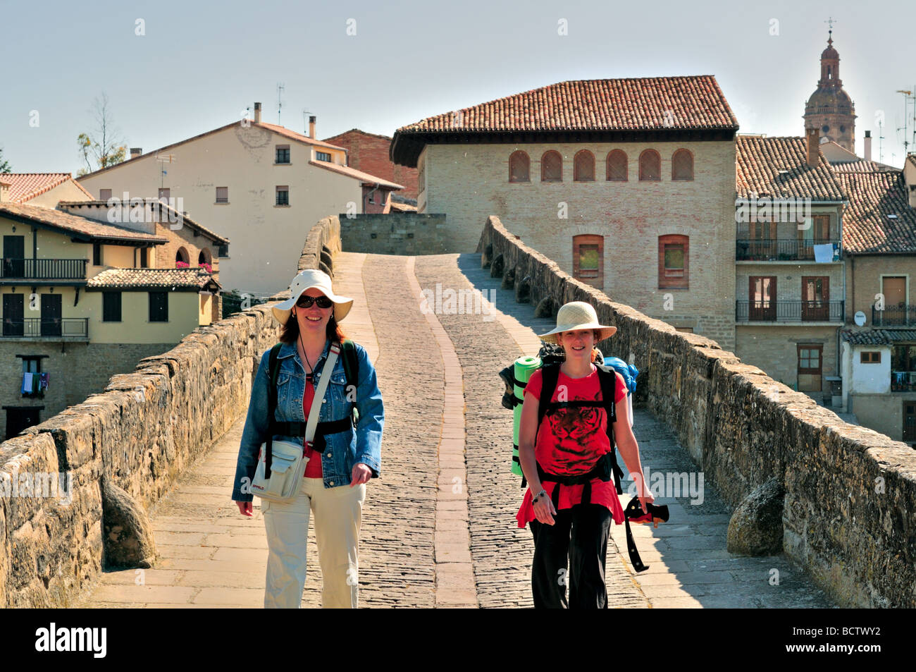 Spanien, Jakobsweg: Pilgern im mittelalterlichen Brücke Puente la Reina Stockfoto