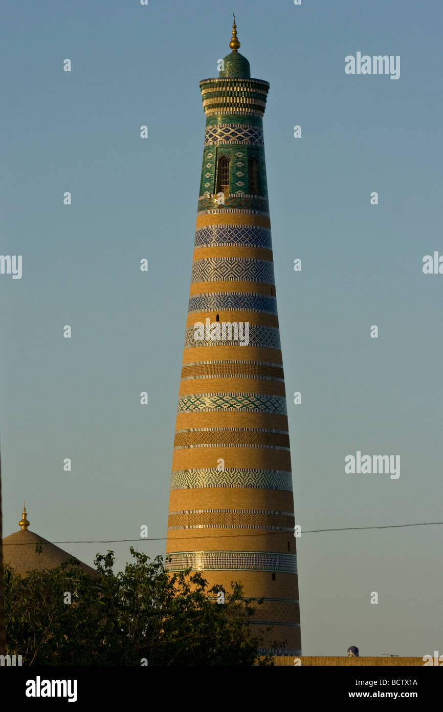 Minarett der Islam Glaubensgemeinschaft in Chiwa Usbekistan Stockfoto