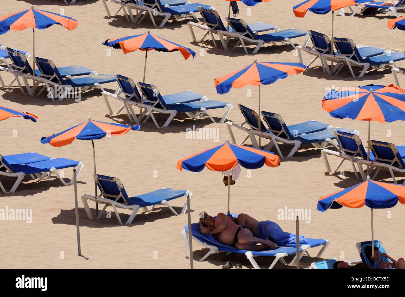 Sonnenliege am Strand. Kanarischen Insel Fuerteventura, Spanien Stockfoto