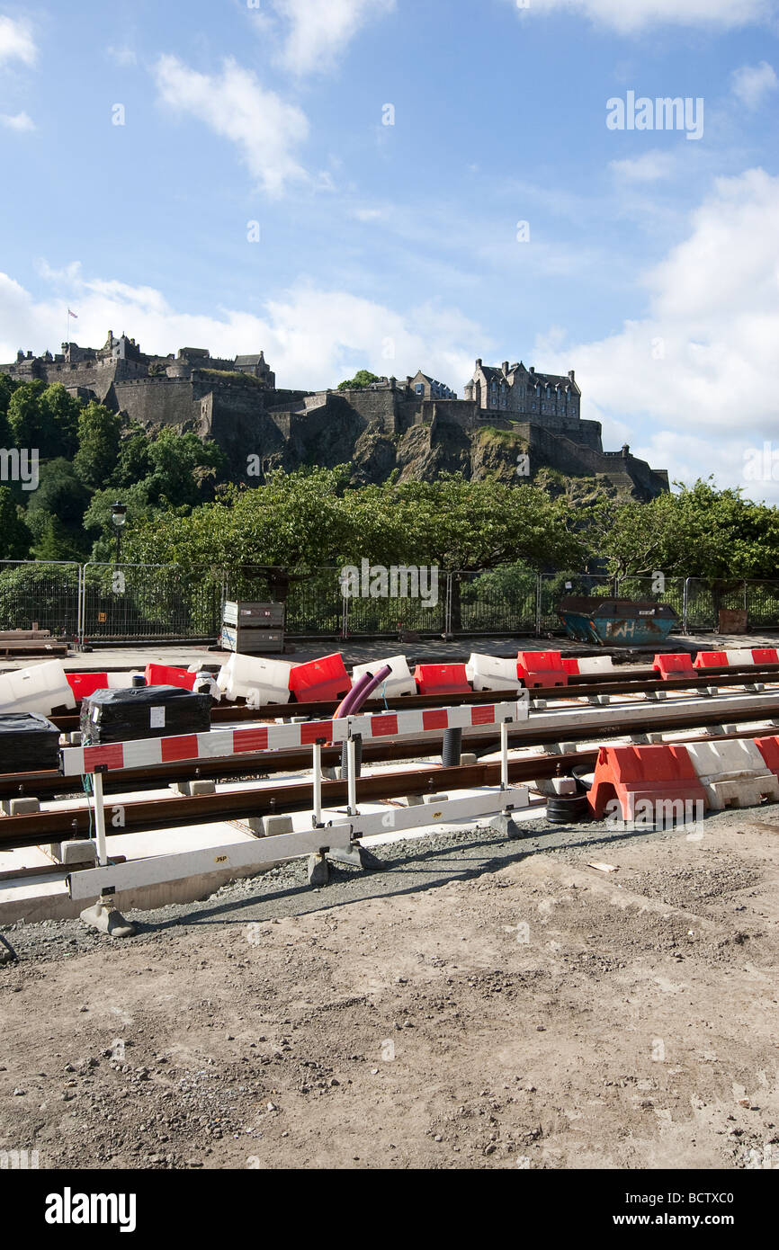 Straßenbahn arbeitet in der Princess Street in Schottlands Hauptstadt Edinburgh. Überragt vom Edinburgh Castle liegt am Castle Rock Stockfoto