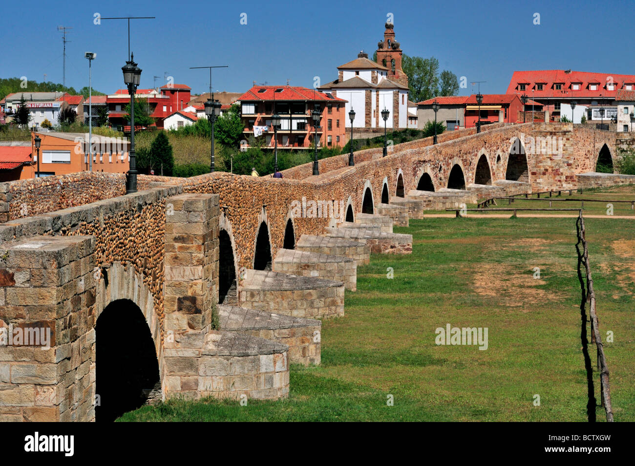Spanien, Jakobsweg: Mittelalterliche Brücke und Dorf von Hospital de Orbigo Stockfoto