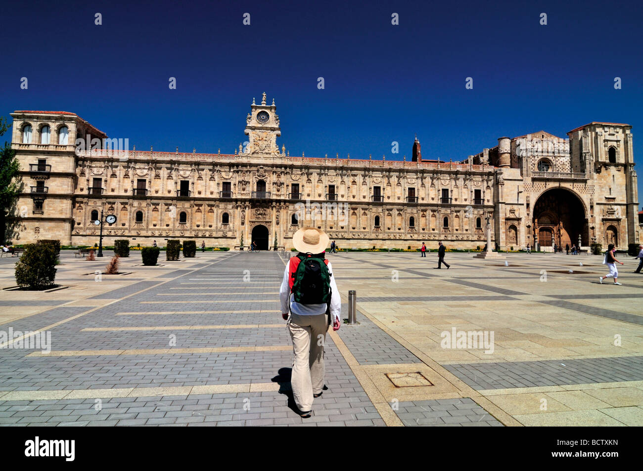 Spanien, Jakobsweg: St. James Pilger an der Piazza San Marcos in León Stockfoto