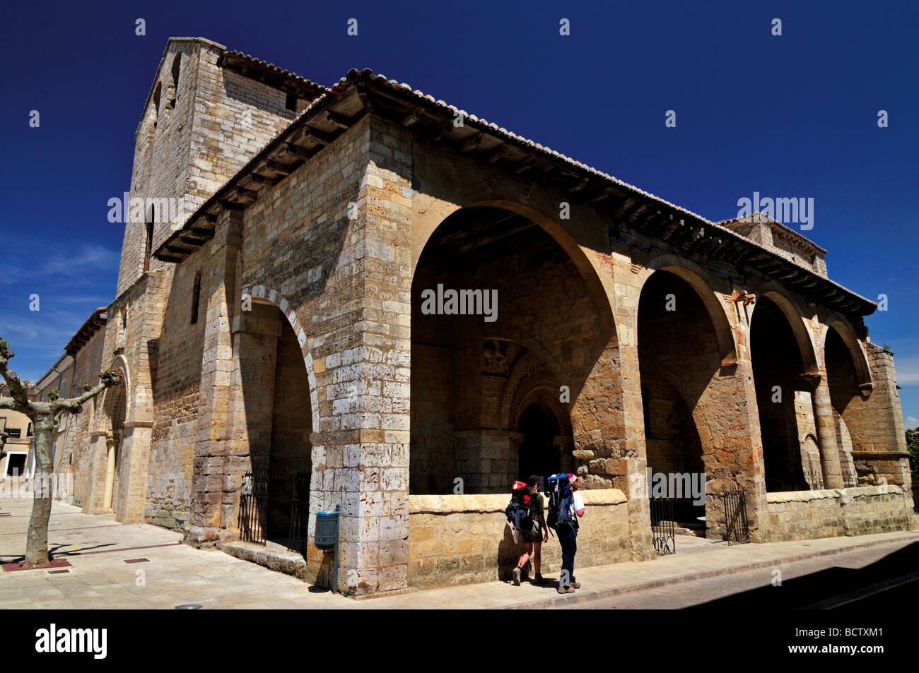 Spanien, Jakobsweg: Romanische Kirche Santa Maria in Carrion de Los Condes entlang des Camino Frances Stockfoto