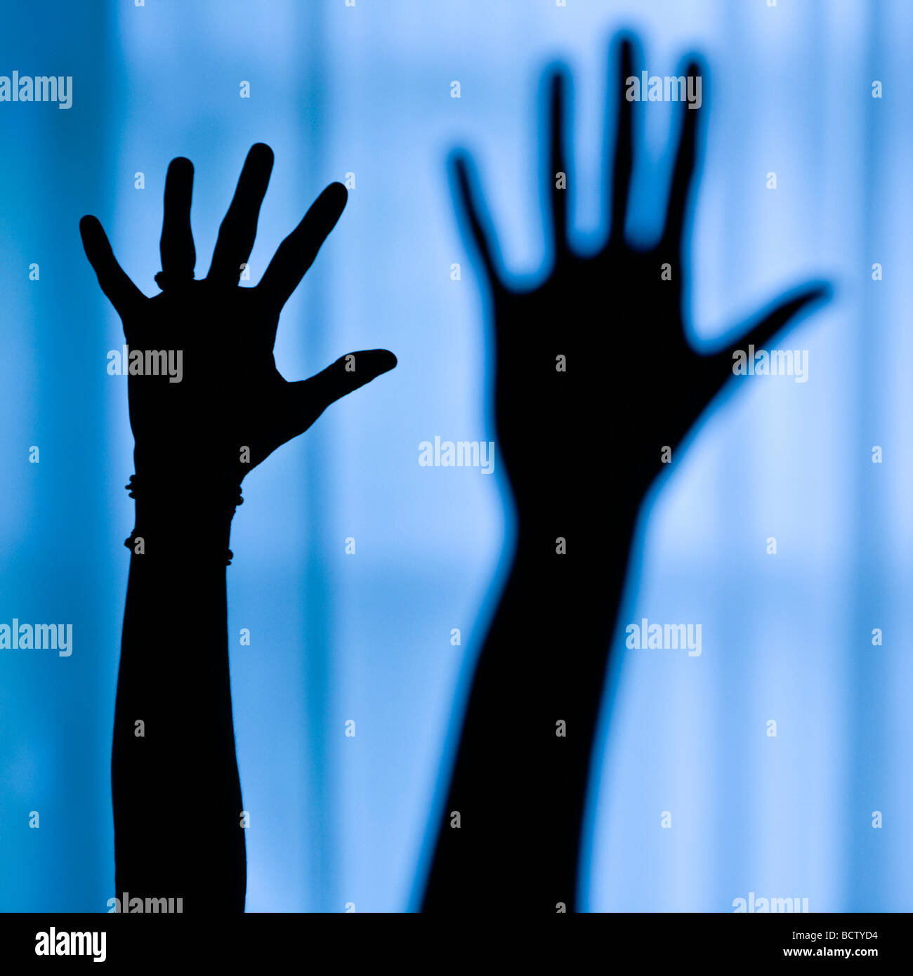 Silhouette einer Person Arm aufgewachsen in Yoga-pose Stockfoto