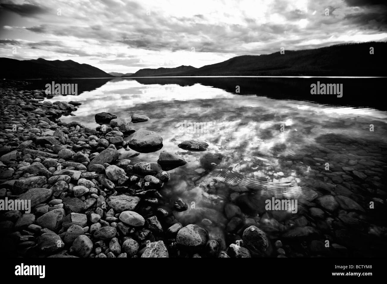 Reflexion bei Lake McDonald, Glacier National Park, Montana, USA Stockfoto