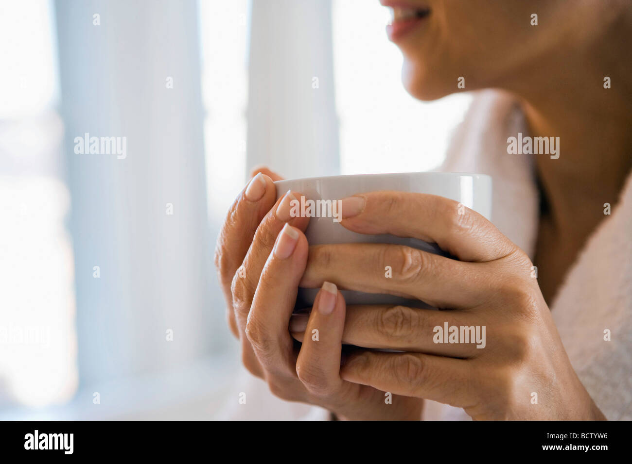 Nahaufnahme einer reifen Frau mit einer Tasse Kaffee Stockfoto