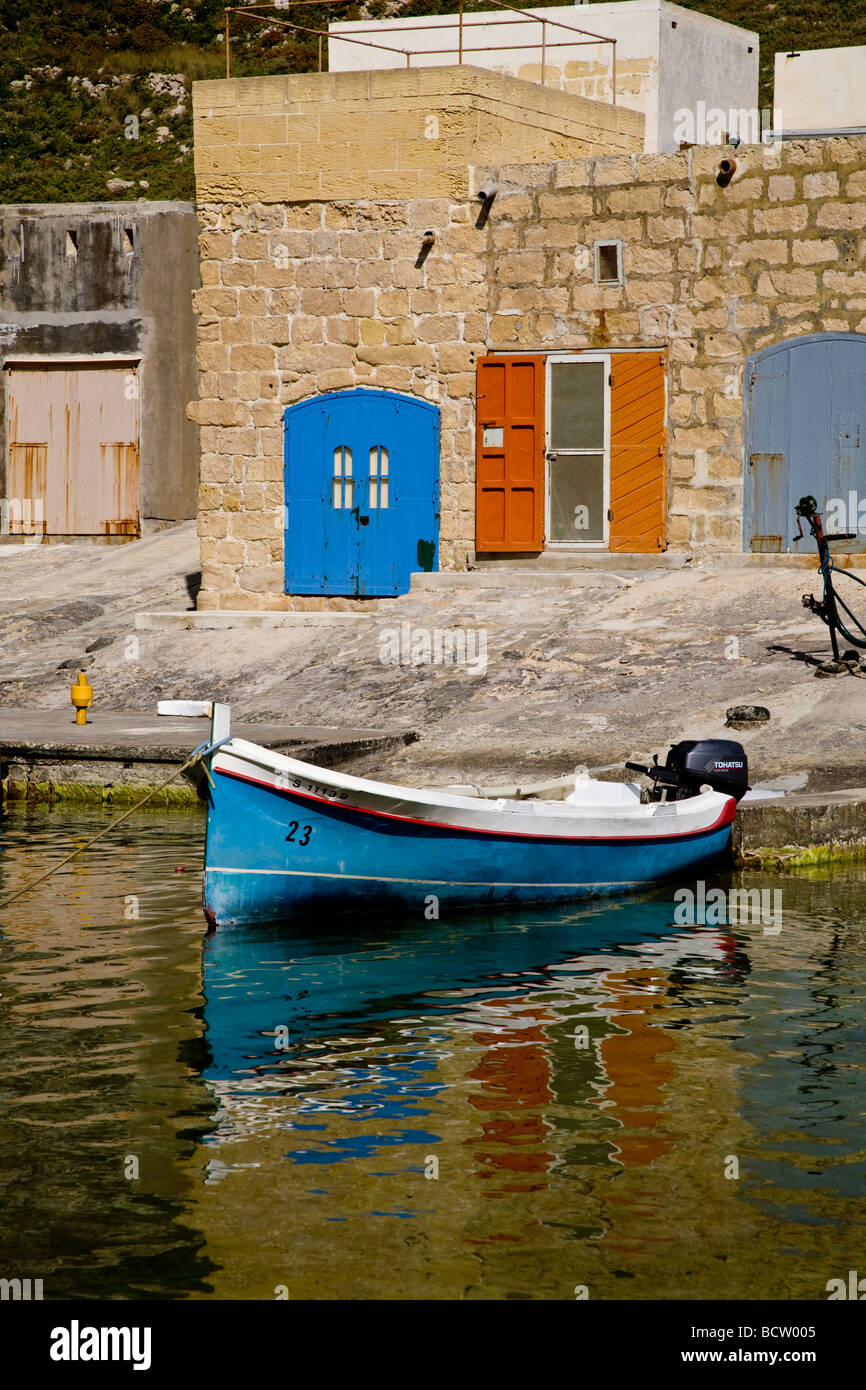 Il-Qawra oder Binnenmeer, ist ein Binnenstaat Meerwasserpool beendet durch einen natürlichen Tunnel durch die Felsen. Gozo, Malta, EU. Stockfoto