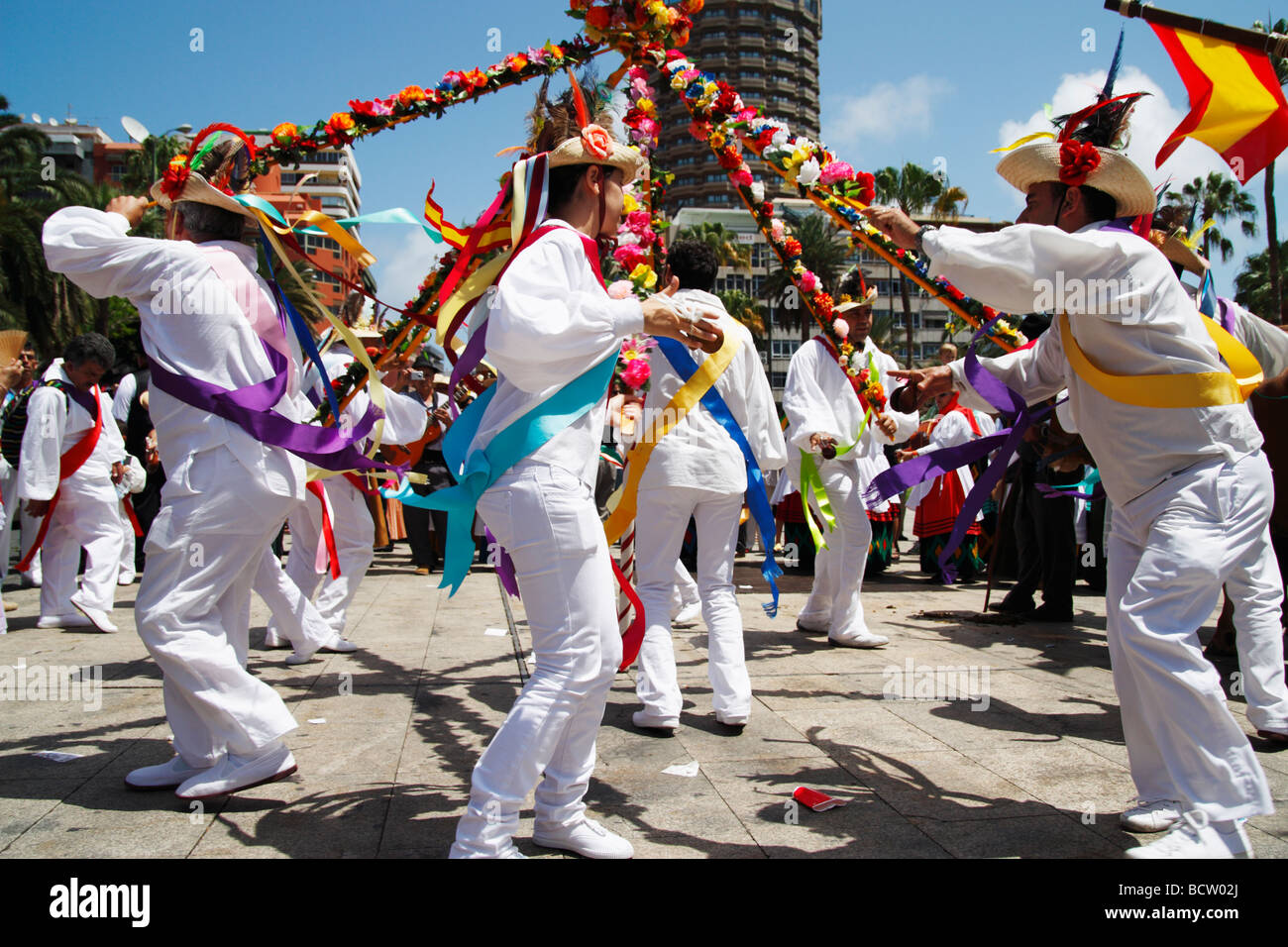 Männliche und weibliche Tanzgruppe aus Teneriffa Maibaum Tanz bei Fiesta in Las Palmas, Gran Canaria Stockfoto