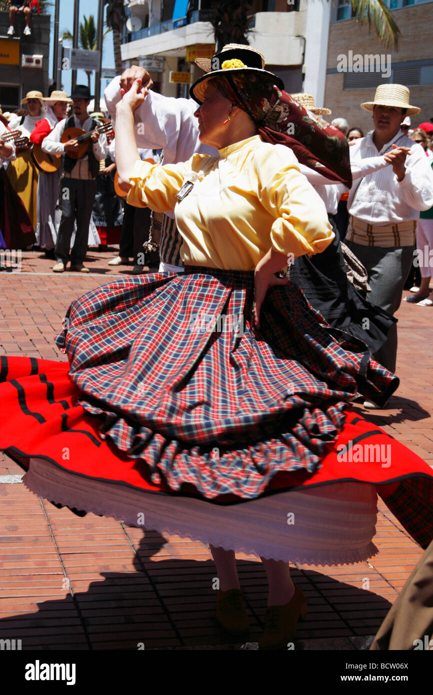 Frau in traditioneller Kleidung Tanz auf Straße bei Fiesta in Las Palmas, Gran Canaria. Stockfoto