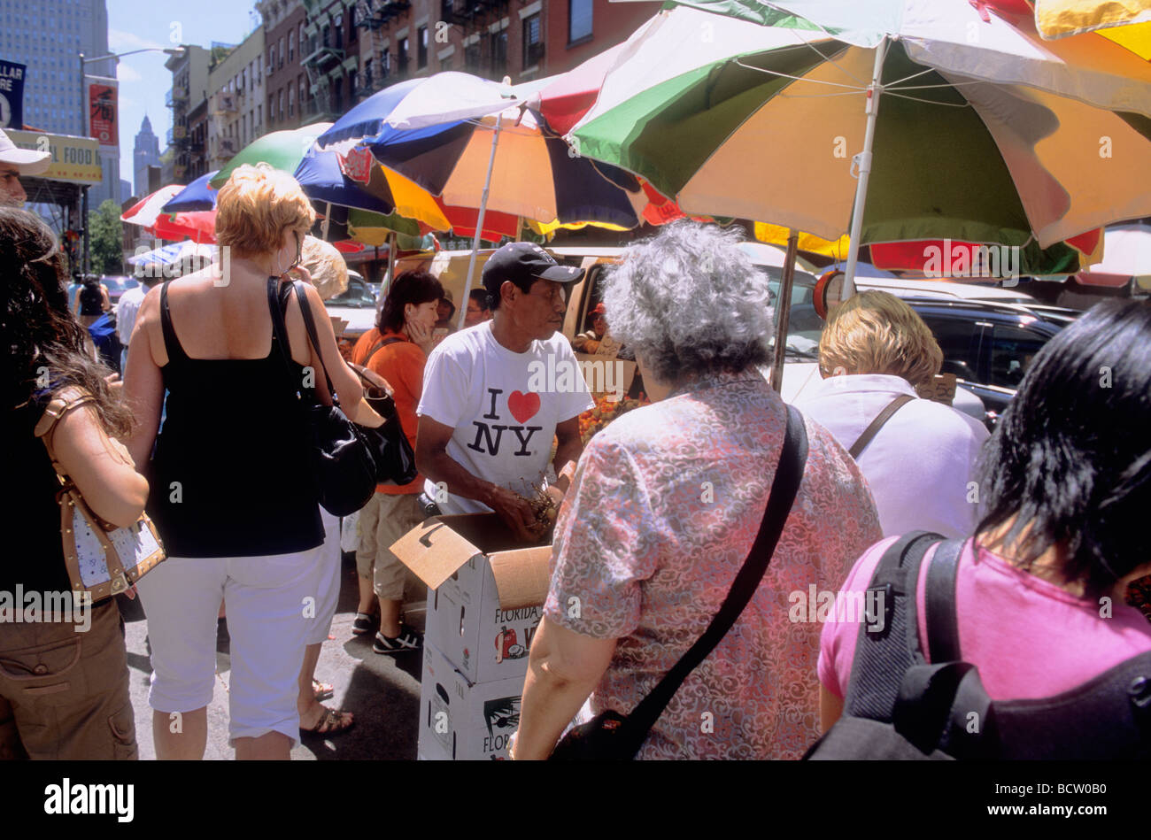 Chinatown, Canal Street, New York City, Downtown, Lower Manhattan Street-Händler mit I Love New York T-Shirt. Viele Touristen. USA Stockfoto