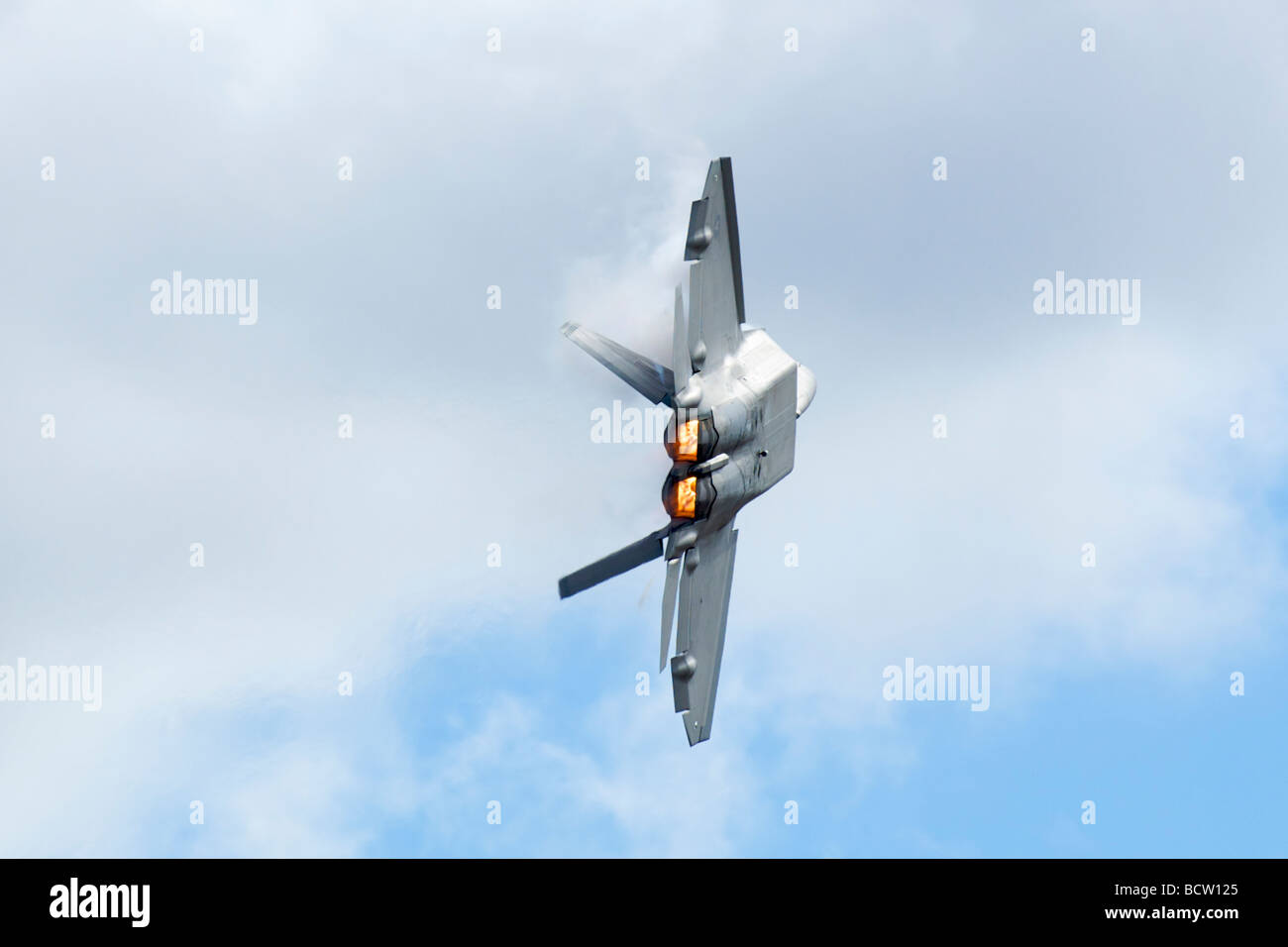 Eine F-22 Raptor während einer Flugvorführung auf der Miramar Airshow 2008 Stockfoto