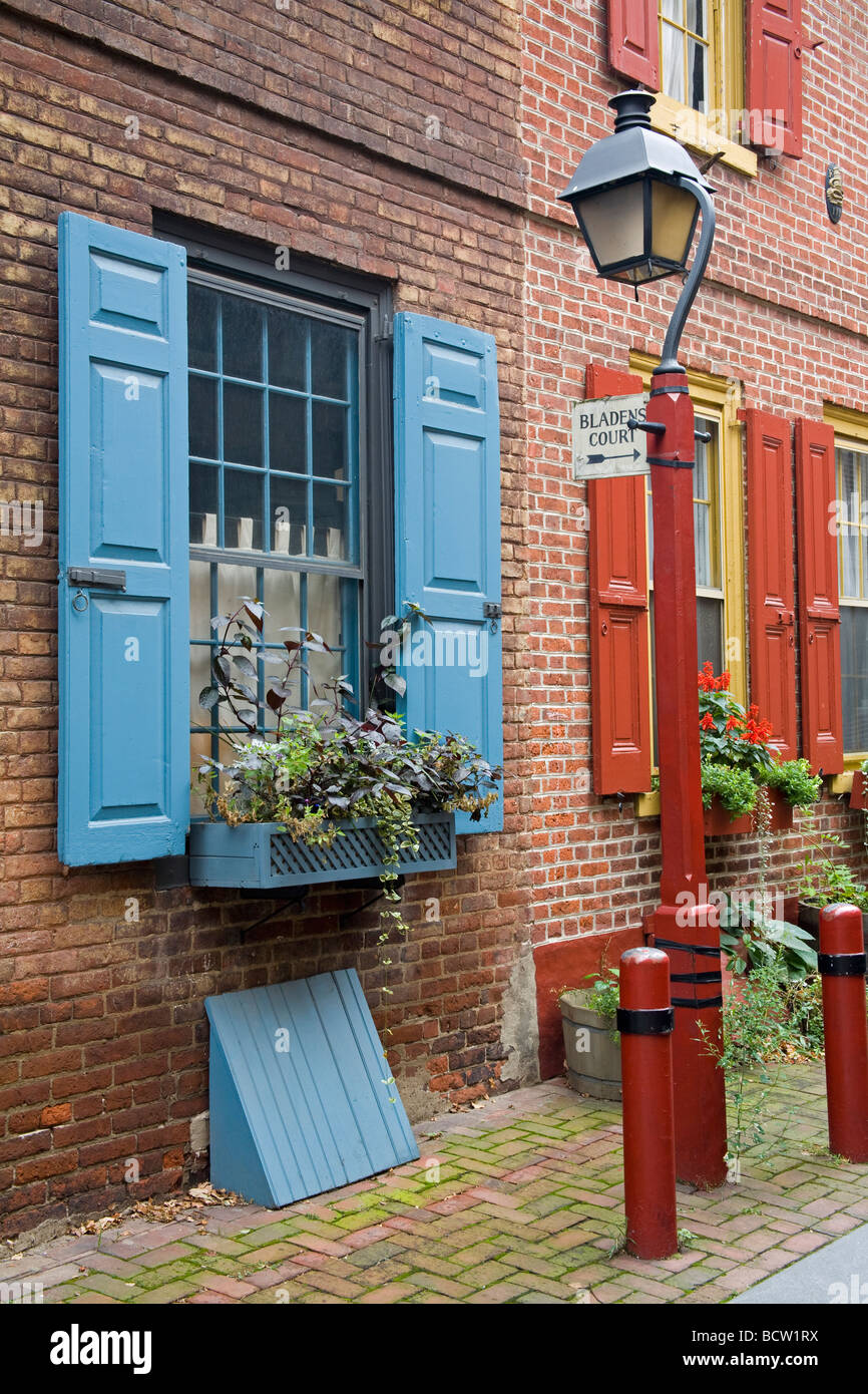 Reihenhäuser in einer alten Stadt, Elfreths Gasse, Philadelphia, Pennsylvania, USA Stockfoto