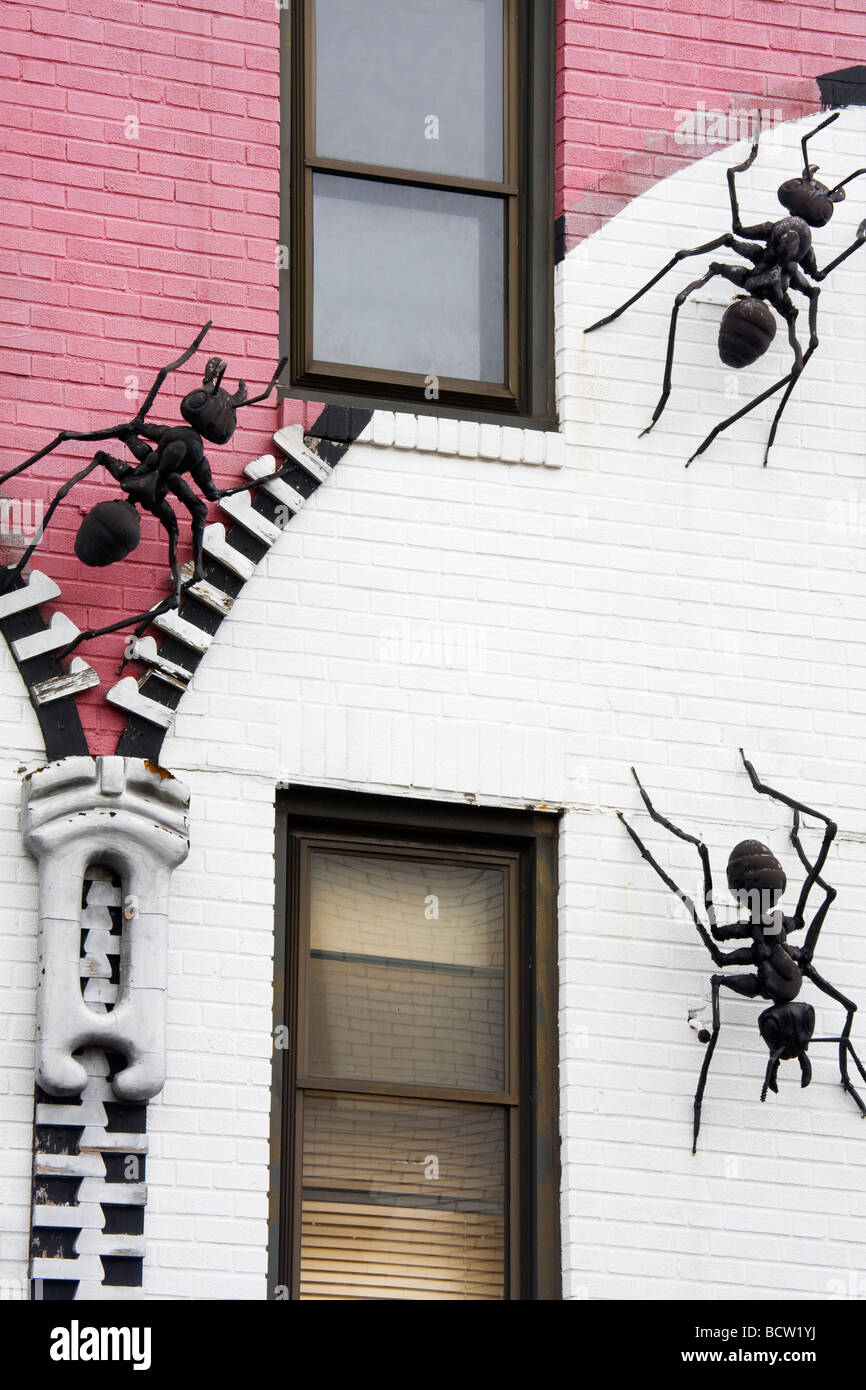 Ameise Skulpturen auf einer Gebäudewand, South Street, Philadelphia, Pennsylvania, USA Stockfoto