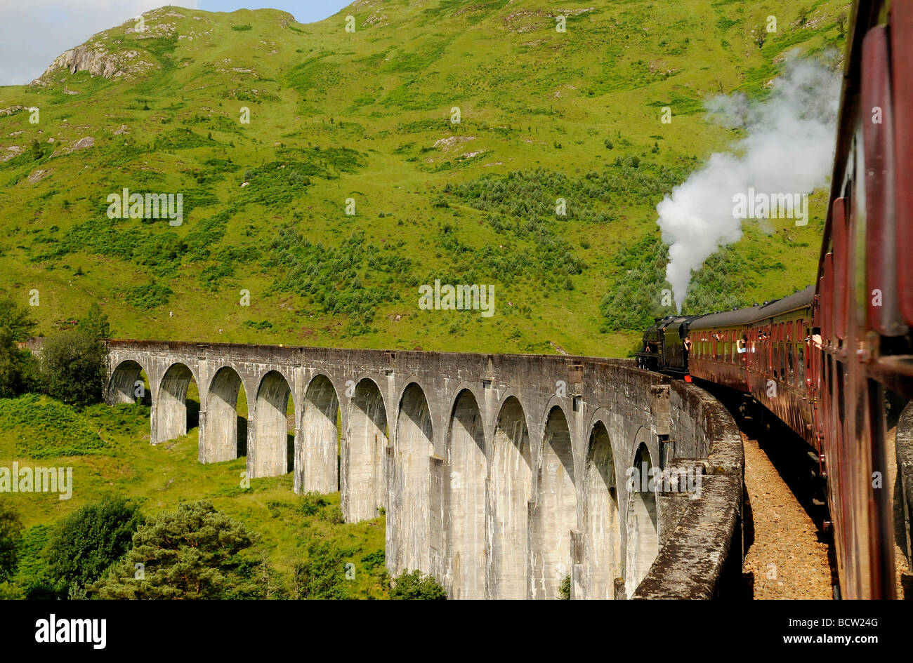 Der Jacobite Dampfzug Reise von Fort William nach Mallaig, Schottland. Von der Westküste Bahn laufen. Stockfoto