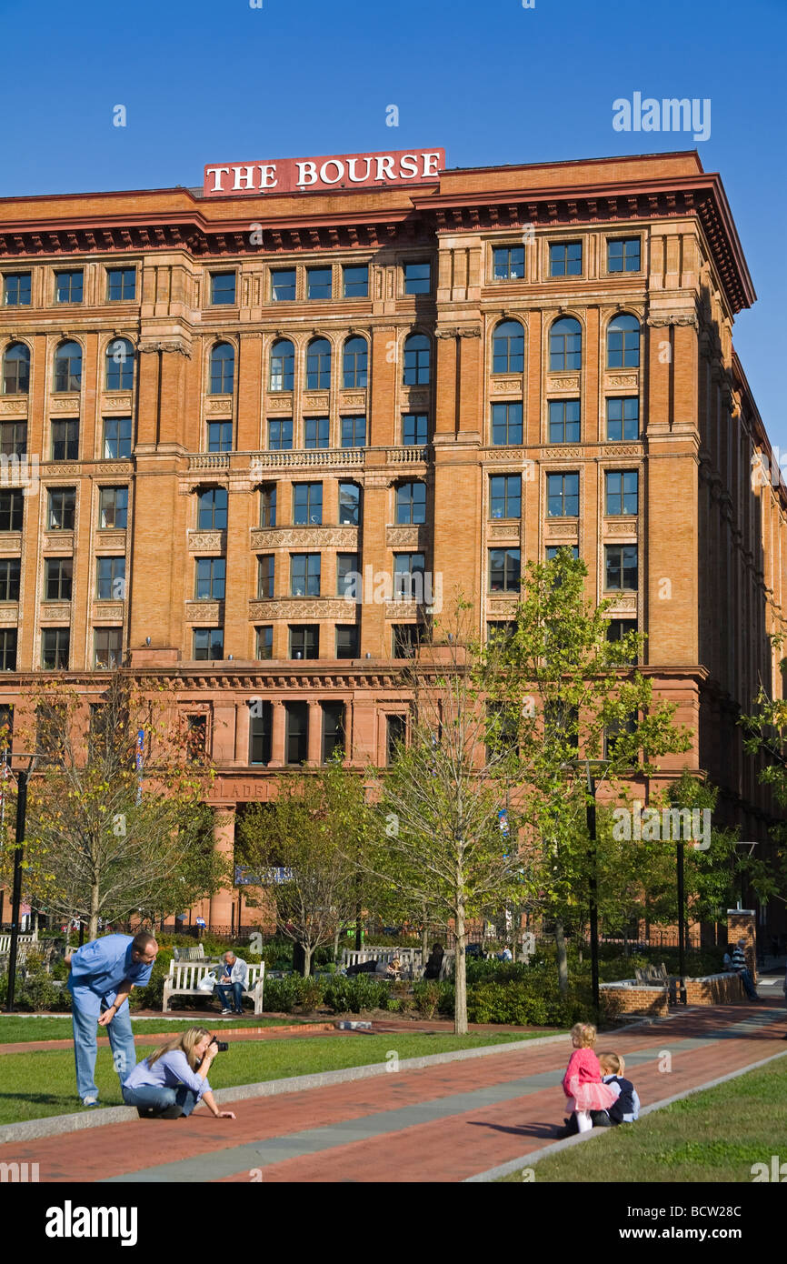 Touristen vor einem Gebäude, die Börse, Old City, Philadelphia, Pennsylvania, USA Stockfoto